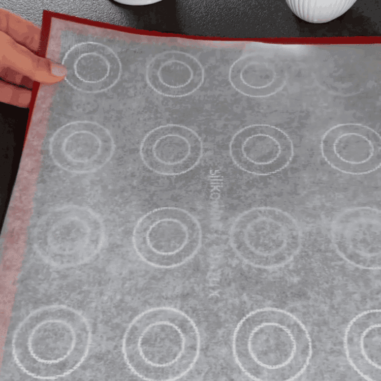 Image of Amestecați untul moale, zahărul brun și făina până se combină....