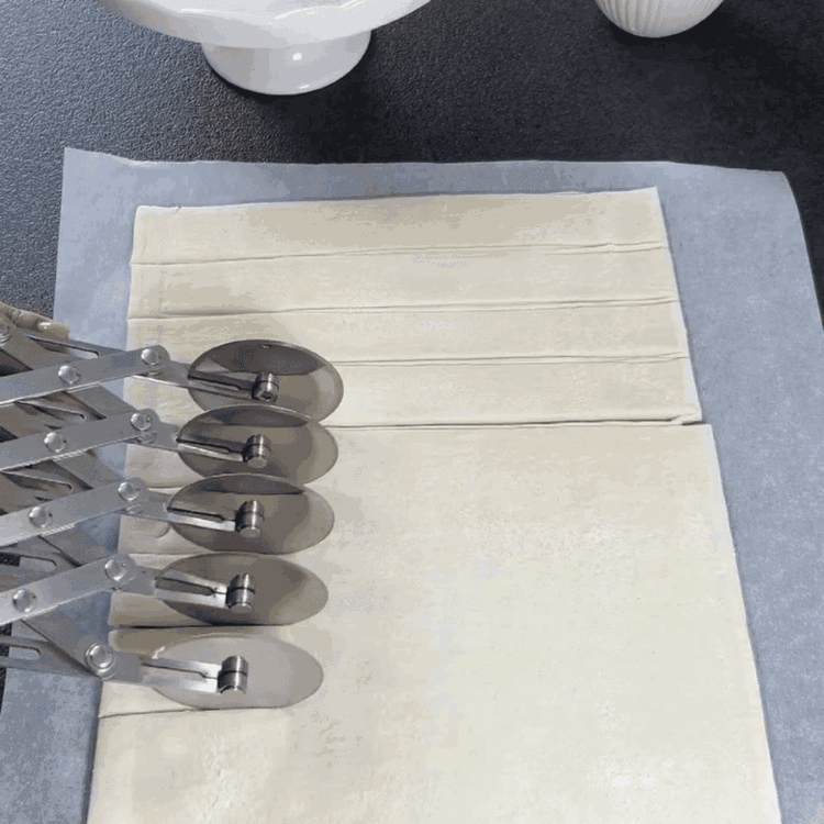 Image of Coupez la pâte feuilletée en bandes d'environ 3 centimètres de...