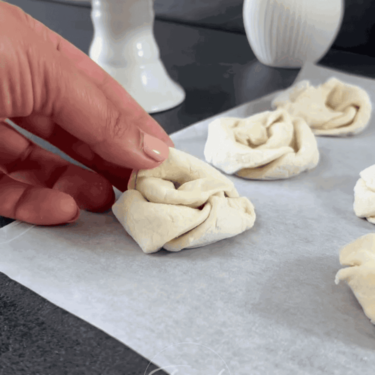 Image of Placez les spirales enroulées sur la plaque de cuisson préparée