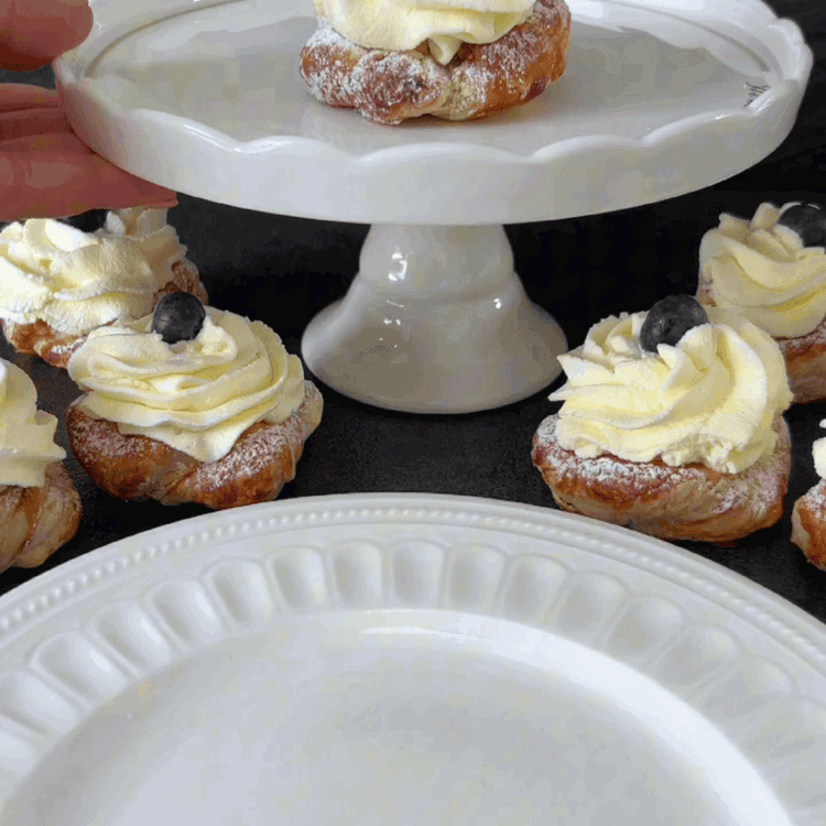 Image of Décorez les pâtisseries à la crème avec des fruits frais...