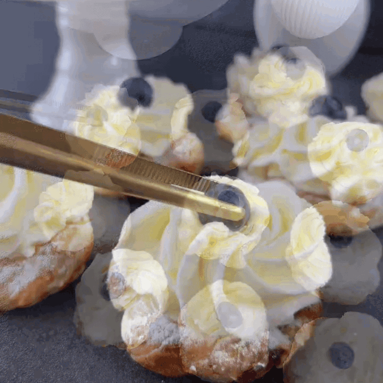 Image of Remplissez une poche à douille avec la crème fouettée et décorez les spirales de pâte feuilletée