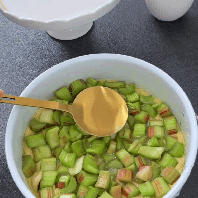 Image of Întindeți amestecul de rubarbă uniform peste aluat.