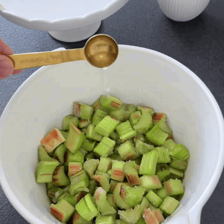 Image of Puneți rubarba pregătită într-un bol și amestecați cu zahăr, suc...