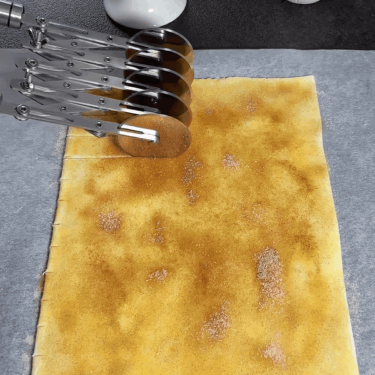 Image of Cut the puff pastry into approximately two-centimeter-wide strips.