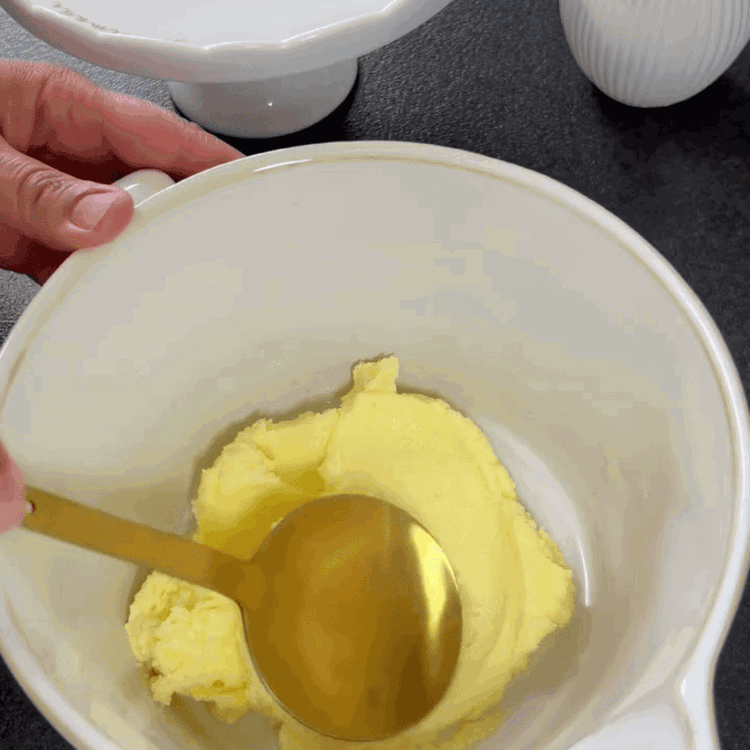 Image of Yumurta sarısını ve 1-2 yemek kaşığı soğuk suyu ekleyin, hızlıca...