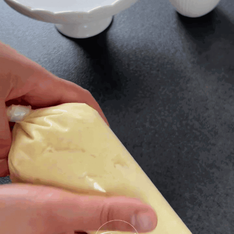 Image of Schlagen Sie die weiche Butter und den Zucker in einer Schüssel, bis sie leicht und fluffig sind. Fügen Sie das Ei, den Vanilleextrakt und Amaretto hinzu und mischen Sie gut. Falten Sie die gemahlenen Mandeln und das Mehl unter, bis...
