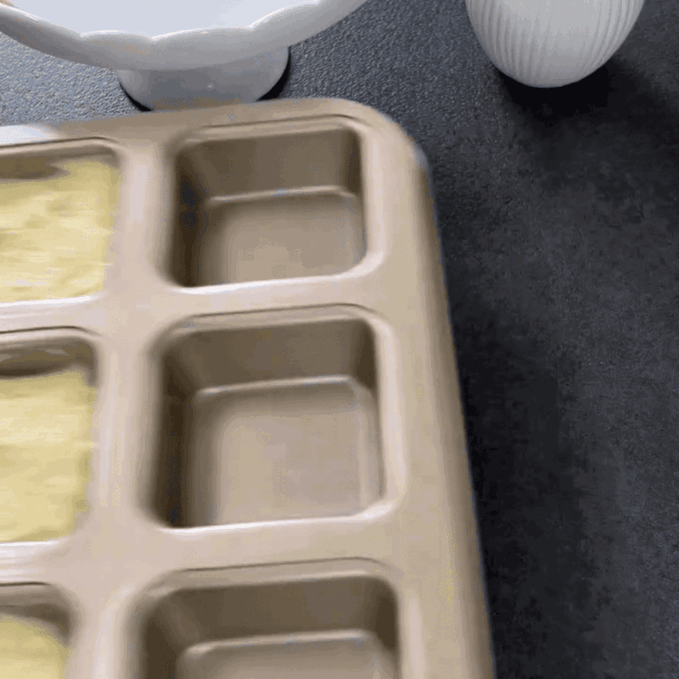 Image of Blindbacken Sie die Tartlets im vorgeheizten Ofen für 10 Minuten. Entfernen Sie die Gewichte und das Backpapier und backen Sie weitere 5 Minuten, bis die Kruste leicht goldbraun ist. Aus dem Ofen nehmen und abkühlen lassen.