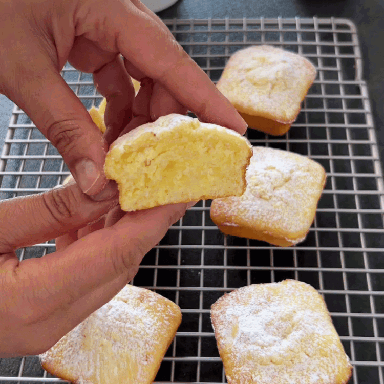 Image of Backen Sie die gefüllten Tartlets im vorgeheizten Ofen etwa 15-20 Minuten, bis die Füllung aufgegangen und goldbraun ist.