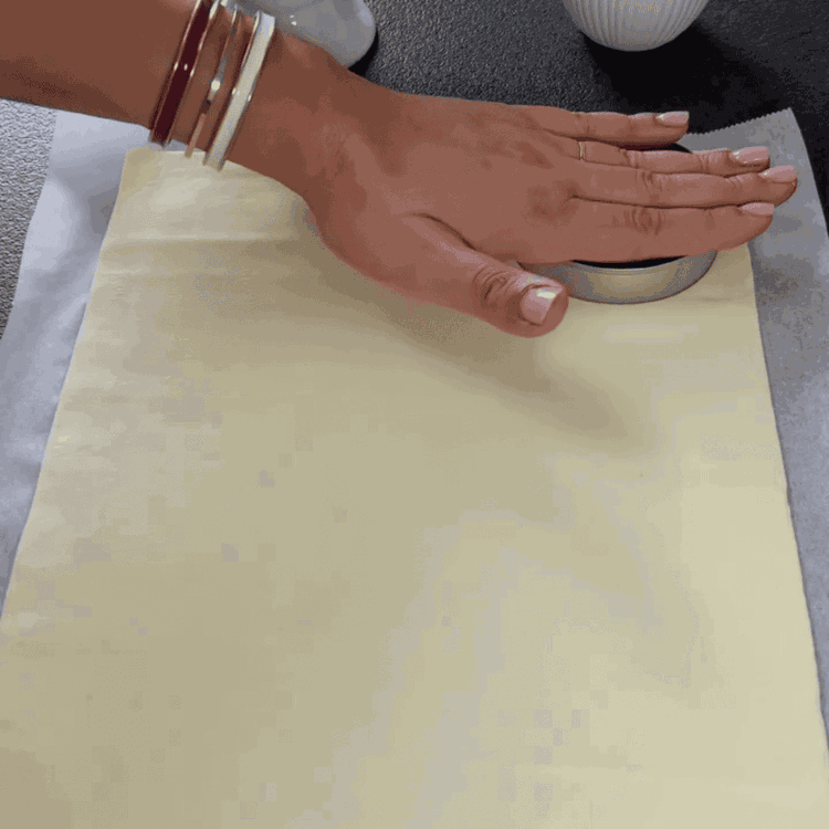 Image of Întindeți foaia de aluat fraged și tăiați douăsprezece cercuri de...