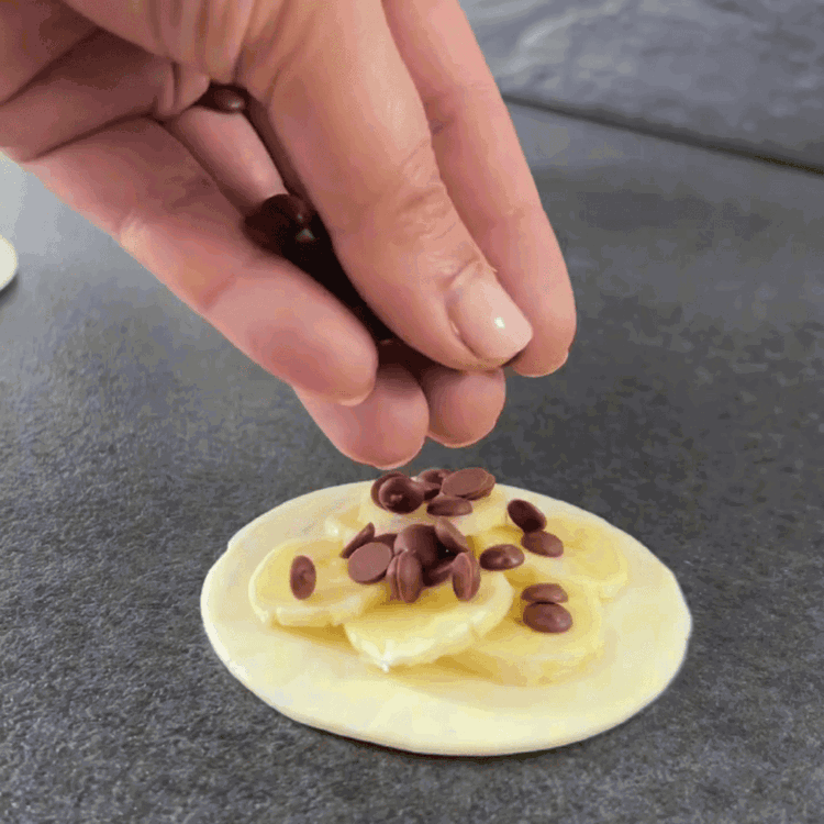 Image of Presărați generos chipsuri de ciocolată peste banane.