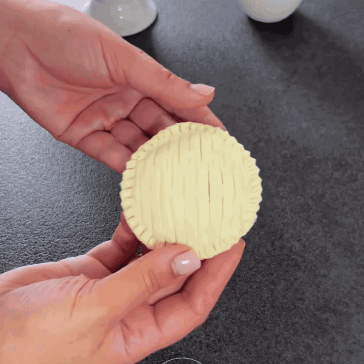 Image of Sigilați marginile cu o furculiță.