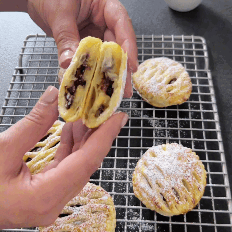 Image of Scoateți tartele cu banane și ciocolată din cuptor și lăsați-le...