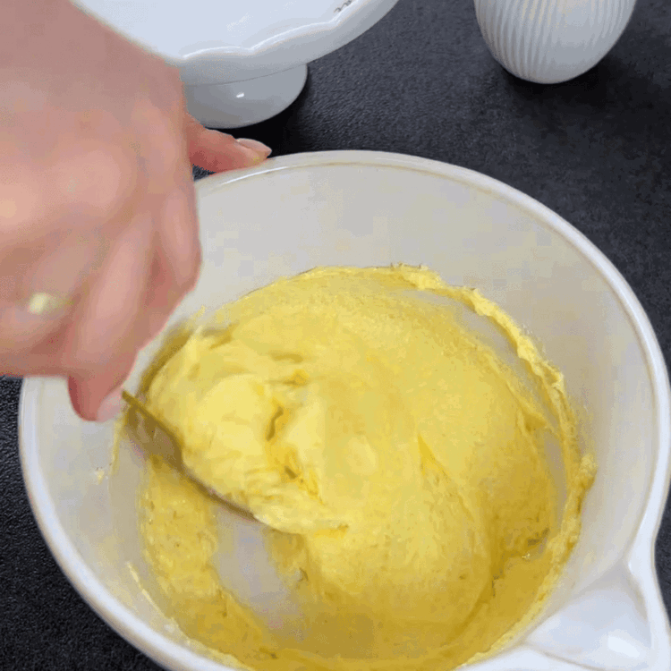 Image of Bir kasede tereyağını ve şekeri krem haline getirin. Yumurtaları birer...