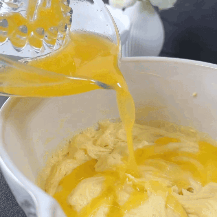 Image of Yoğurt, portakal suyu ve rendelenmiş portakal kabuğunu ekleyin, iyice karıştırın.