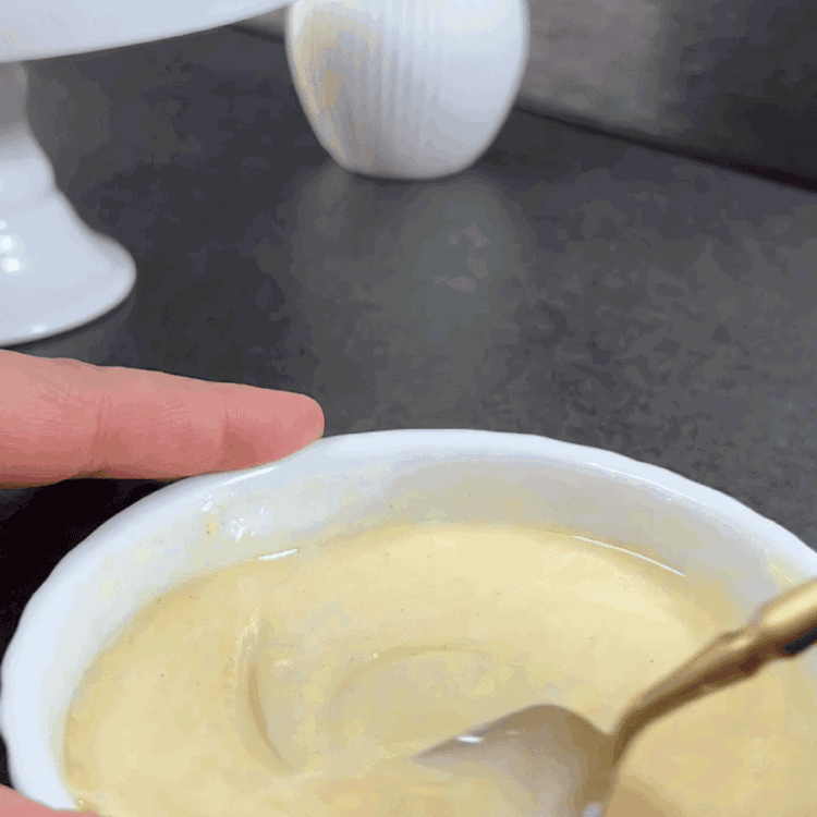 Image of Portakal glazürü için, pudra şekeri ve portakal suyunu karıştırarak pürüzsüz...