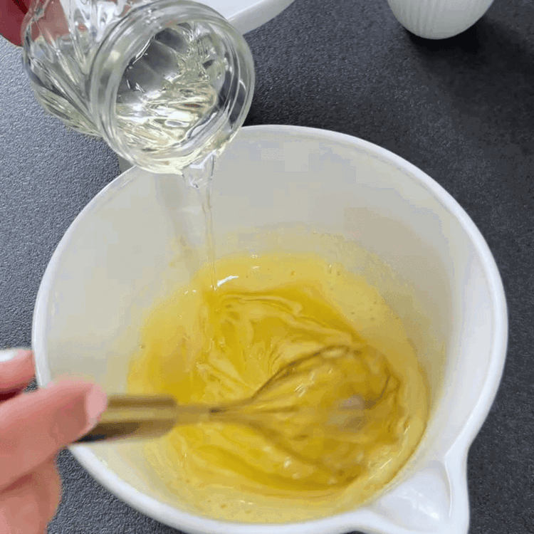 Image of Într-un bol mare, combinați făina, praful de copt și sarea....