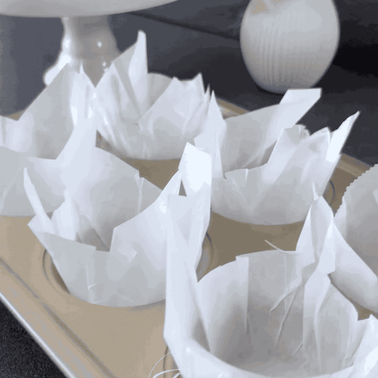 Image of Într-un bol mic, combinați făina și zahărul pentru crumble. Folosind...