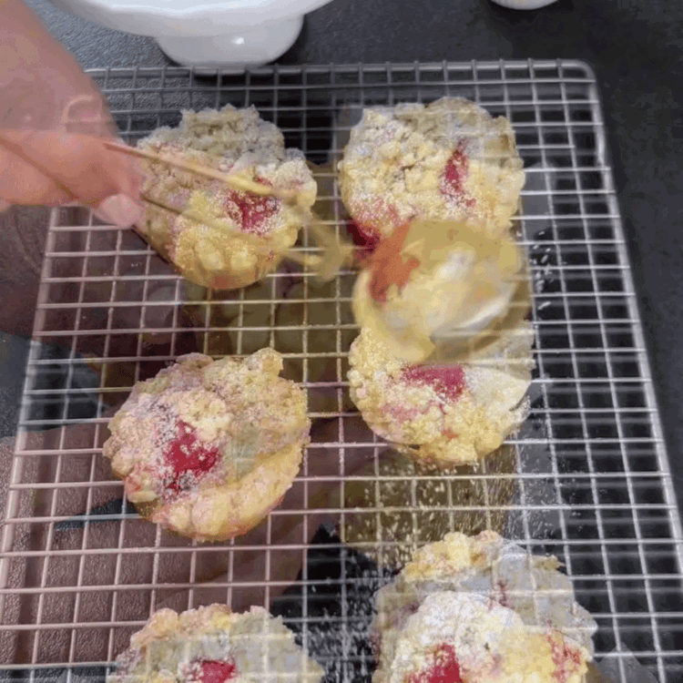 Image of Die Muffins im vorgeheizten Ofen etwa 20-25 Minuten backen, bis sie goldbraun sind und ein Zahnstocher, der in die Mitte eines Muffins gesteckt wird, sauber herauskommt.