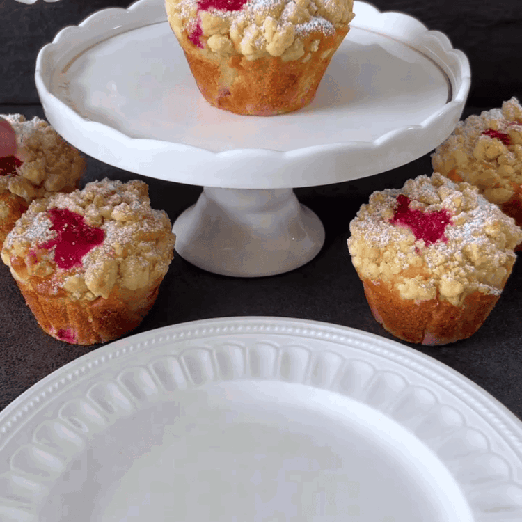 Image of Die Muffins aus dem Ofen nehmen und 5 Minuten in der Form abkühlen lassen, dann auf ein Kuchengitter legen, um vollständig abzukühlen.