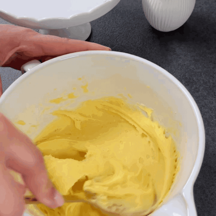 Image of Ajoutez la farine d'un coup et remuez vigoureusement jusqu'à obtenir une pâte lisse.