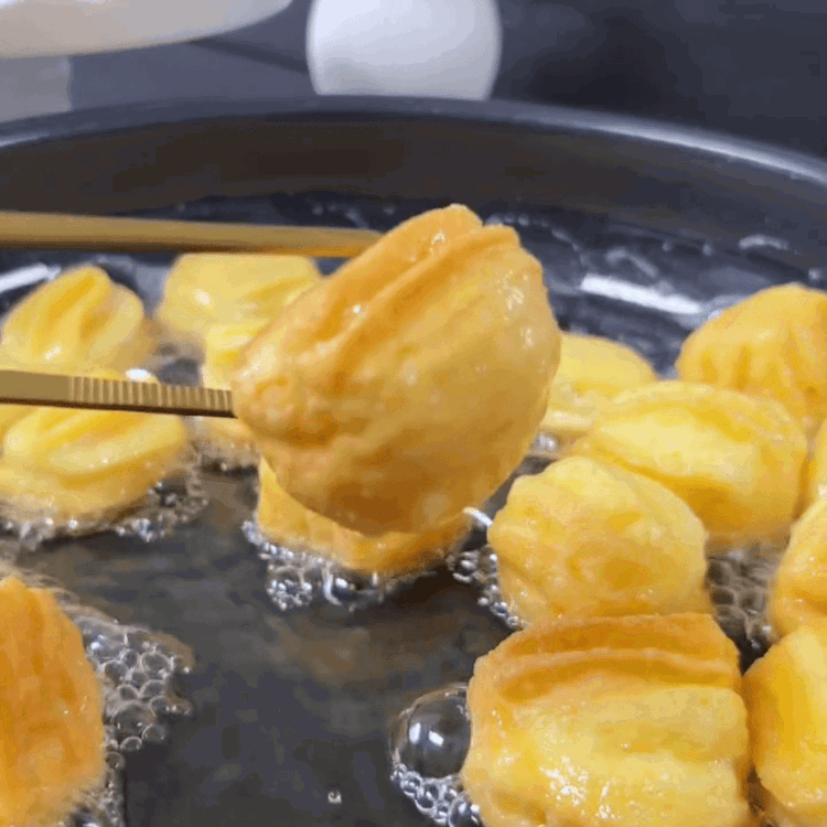 Image of Două opțiuni pentru prăjit: a) Introduceți aluatul direct în uleiul...