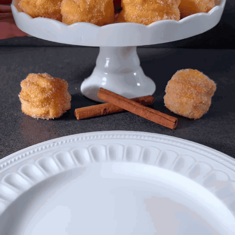 Image of Roulez les Churros dans un mélange de sucre et de cannelle.