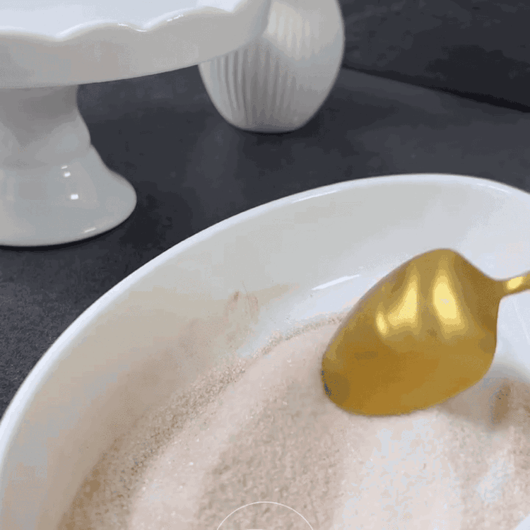 Image of Îndepărtați oala de pe foc și încorporați ouăle unul câte...