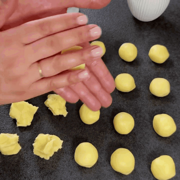 Image of Form deigen til 24 små baller (ca. 15 g hver)...