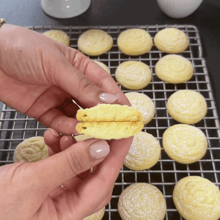 Image of Ta Kaker med Rosenvann ut av ovnen og la dem...