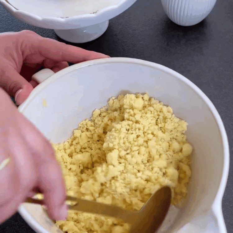 Image of Într-un bol, combină făina, untul moale, zahărul pudră și sarea....