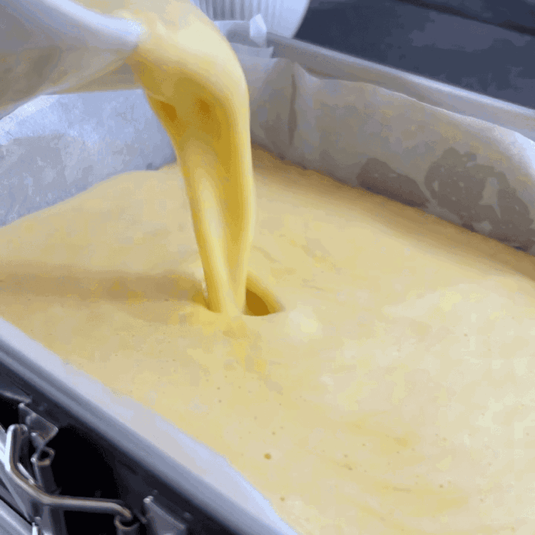 Image of Despeje a mistura de limão uniformemente sobre a base parcialmente assada.