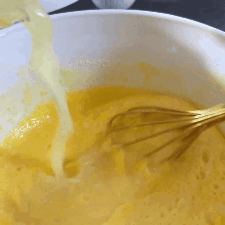 Image of Adicione os ovos, o suco de limão, o fermento em pó e o sal à mistura de açúcar e limão. Mexa até ficar bem combinado.