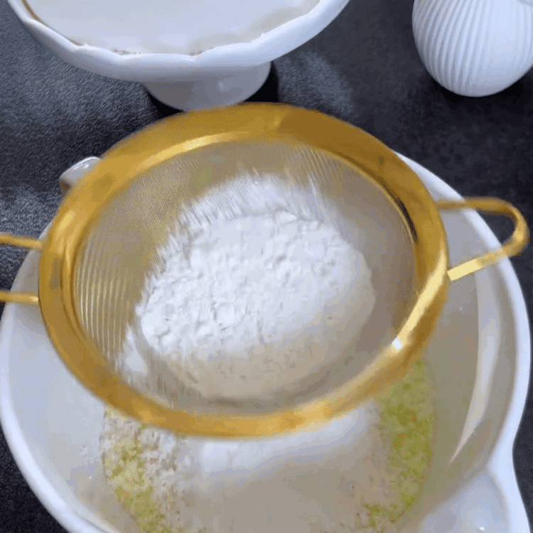 Image of Enquanto a base assa, prepare a Camada de Limão. Misture o açúcar com as raspas de limão completamente, depois adicione a farinha. Misture bem até que os sabores estejam bem combinados.