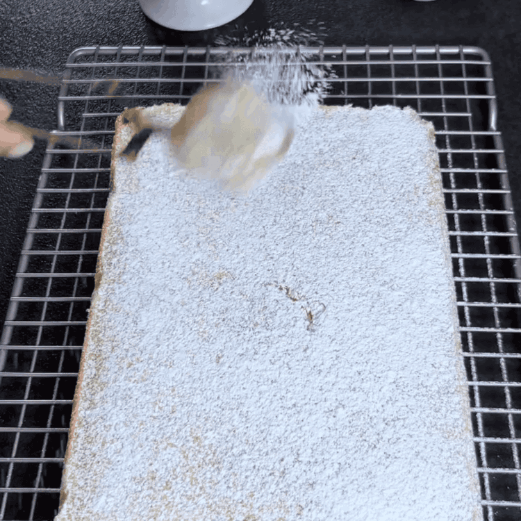 Image of Presară cu zahăr pudră și servește.