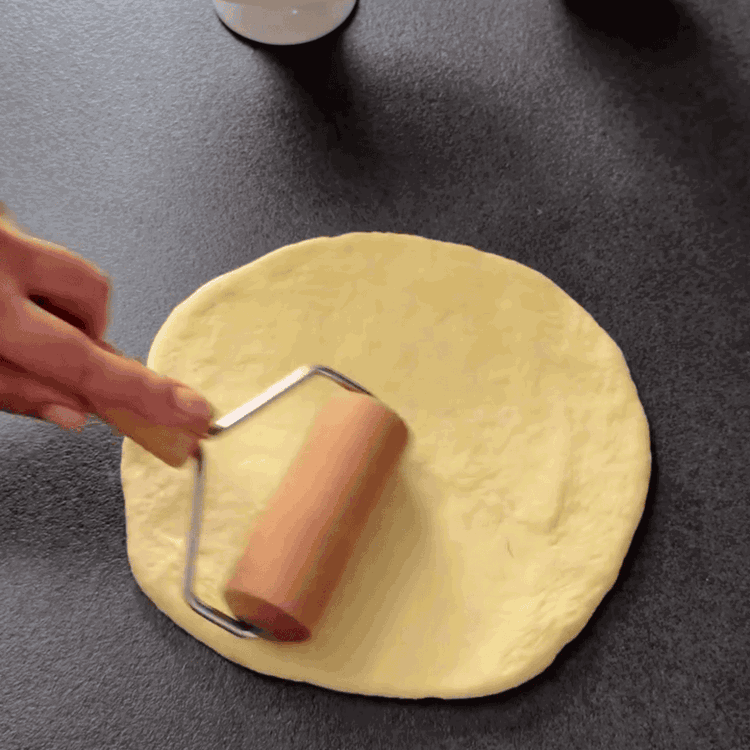 Image of Întindeți o bilă de aluat într-un cerc, de aproximativ 25...