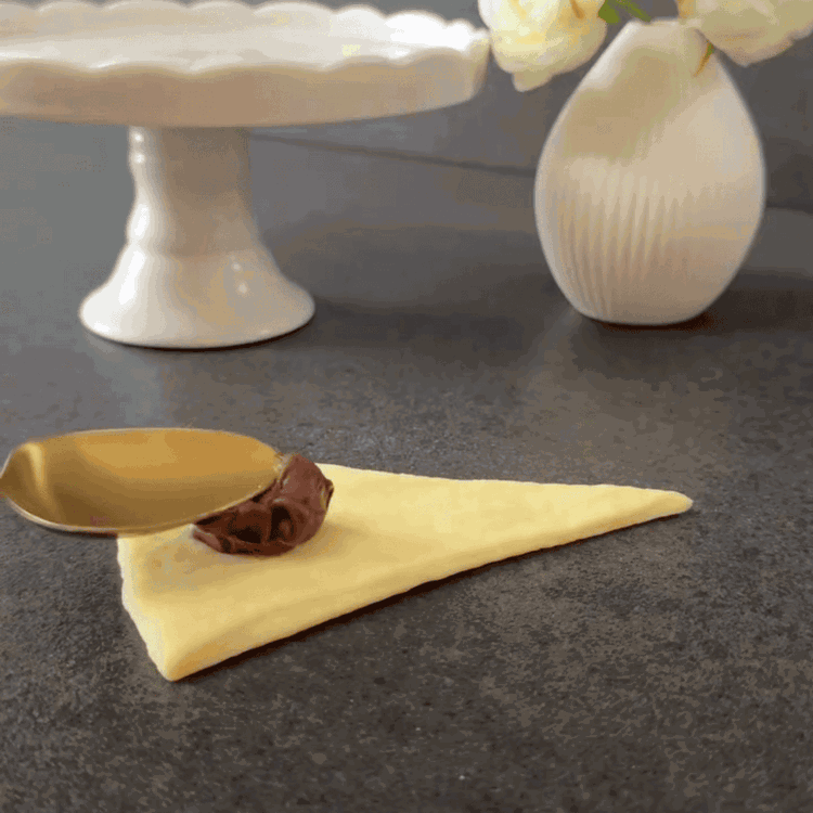 Image of Puneți o linguriță de cremă de ciocolată pe partea mai...