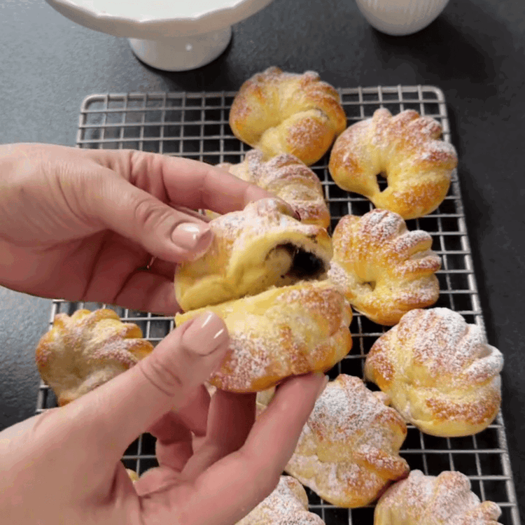 Image of Lăsați-le să se răcească și presărați cu zahăr pudră înainte...