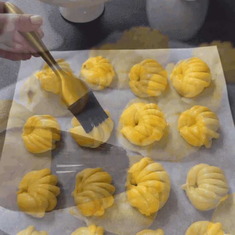 Image of Ungereți cu gălbenuș de ou. Preîncălziți cuptorul la 180°C (căldură...