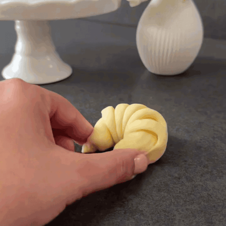 Image of Faceți 5 tăieturi în partea rămasă a triunghiului, tăind spre...