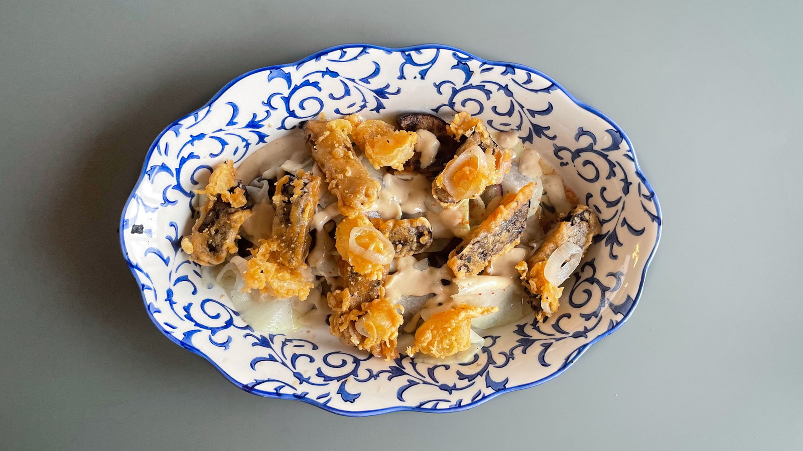 Image of Schwarzebohnen Tempeh im Tempurateig mit Auberginen, Kohlrabi und Bohnen - Misocreme