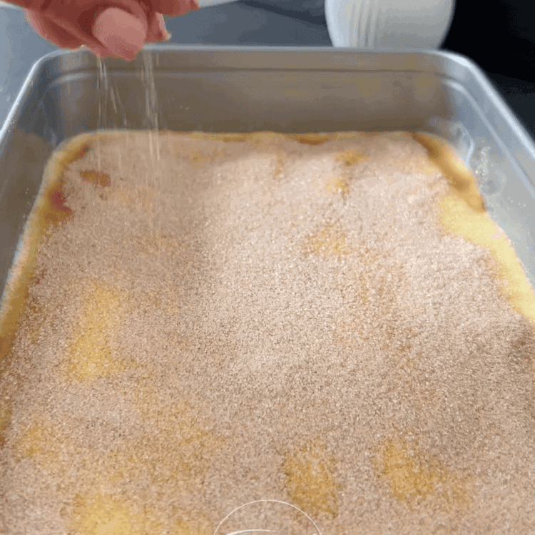 Image of Meng in een kleine kom de suiker en kaneel. Strooi...