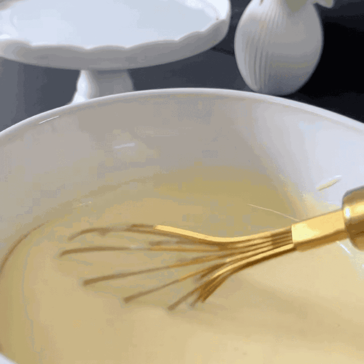Image of In una ciotola grande, sbatti il formaggio cremoso, lo zucchero e l'amido di mais fino a ottenere un composto liscio. Aggiungi le uova e l'estratto di vaniglia, e mescola bene