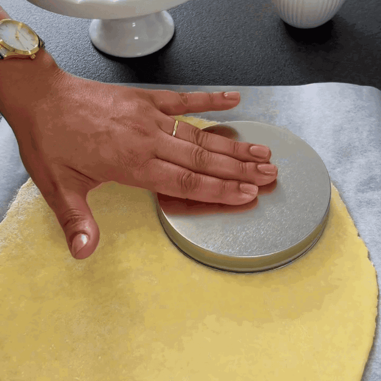 Image of Den Ofen auf 200 Grad Celsius vorheizen. Den Teig auf einer bemehlten Fläche oder auf Backpapier ausrollen und fünf gleich große Kreise ausstechen.