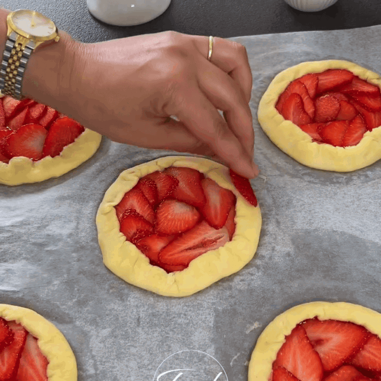 Image of Die geschnittenen frischen Erdbeeren auf die Marmeladenschicht legen.