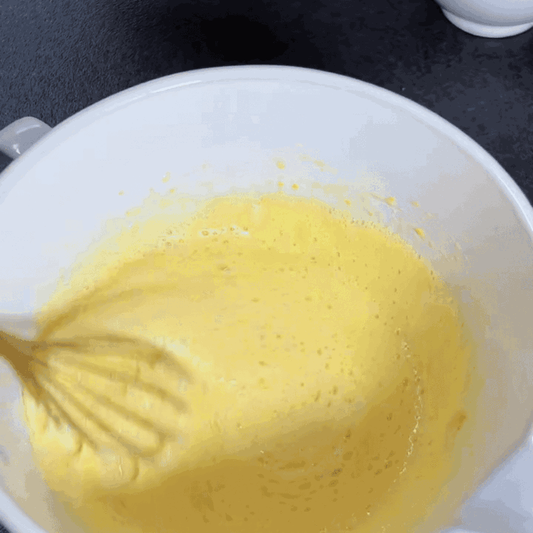 Image of Em uma tigela, bata os ovos e o açúcar até...