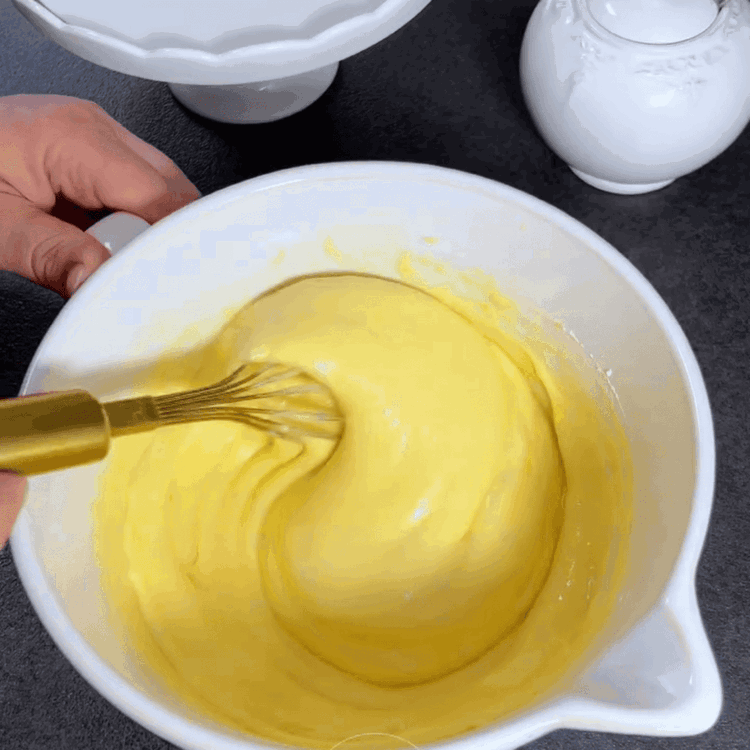 Image of Misture a farinha, o fermento em pó e o sal....