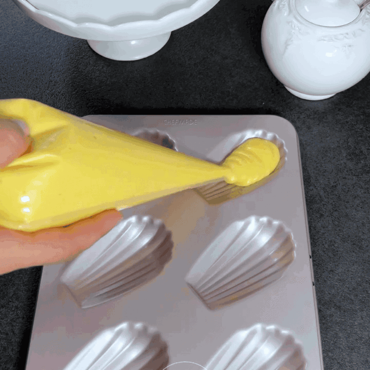 Image of Preencha a forma de madeleine uniformemente com a massa.