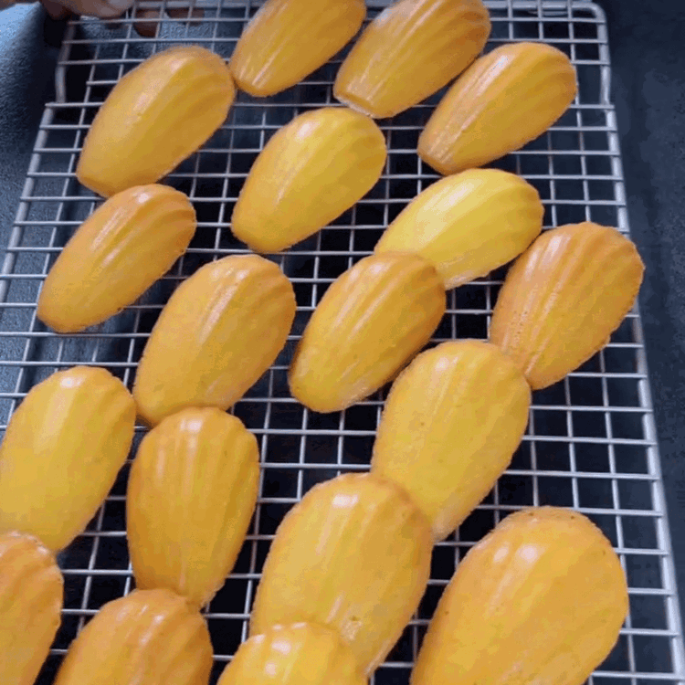 Image of Retire as madeleines do forno e deixe esfriar um pouco...