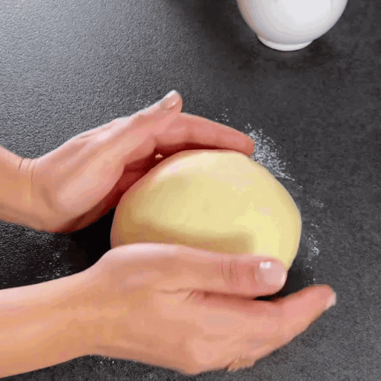Image of Mehl, Zucker, weiche Butter, Ei und eine Prise Salz hinzufügen. Zu einem glatten Teig kneten und abgedeckt an einem warmen Ort etwa 1 Stunde gehen lassen.
