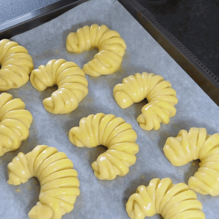 Image of Așază cornurile pe o tavă de copt tapetată cu hârtie...